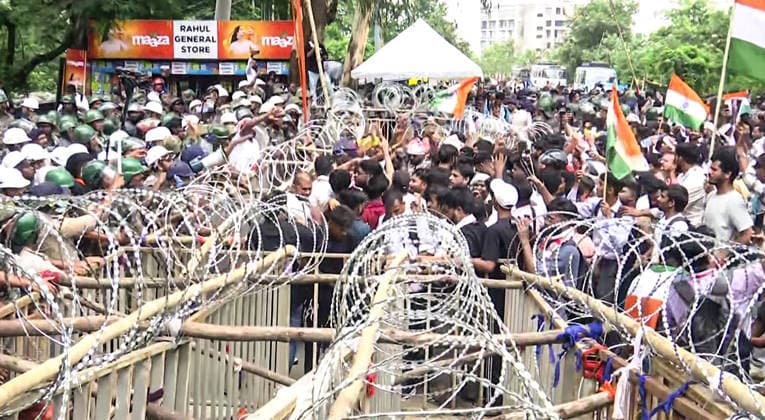 RECORD DATE NOT STATED Student protesters reach a police barricade on the route of their Vidhan Sabha Gherao march Ranchi, Aug 10 (ANI): Heavy security deployed at the site after student protesters reached a police barricade on the route of their Vidhan Sabha Gherao march, in Ranchi on Monday. The march has been called as part of their protest against JPSC-JSSC alleged irregularities. (ANI Video Grab) Ranchi Jharkhand India Copyright: xANIx ANI_20260810080