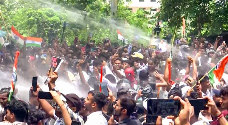 RECORD DATE NOT STATED Police use water cannons to disperse student protesters during the Vidhan Sabha Gherao protest march Ranchi, Aug 10 (ANI): Police use water cannons to disperse student protesters as the Vidhan Sabha Gherao protest march gains momentum, in Ranchi on Monday. (ANI Video Grab) Ranchi Jharkhand India Copyright: xANIx ANI_20260810098