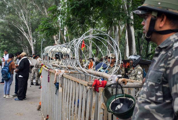 Students march towards Jharkhand Vidhan Sabha against alleged JPSC and JSS CGL paper leak Ranchi, Aug 10 (ANI): Security personnel stand guard behind the coiled razor wire fencing mounted on temporary metal and bamboo security barricades during students march towards Jharkhand Assembly to protest against the government over alleged JPSC and JSSC-CGL examination paper leak, in Ranchi on Monday. Ranchi Jharkhand India Copyright: xANIx ANI_20260810208