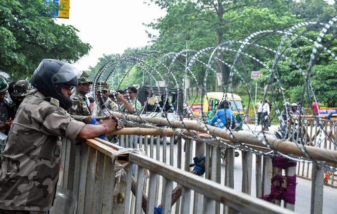 Students march towards Jharkhand Vidhan Sabha against alleged JPSC and JSS CGL paper leak Ranchi, Aug 10 (ANI): Security personnel stand guard behind the coiled razor wire fencing mounted on temporary metal and bamboo security barricades during students march towards Jharkhand Assembly to protest against the government over alleged JPSC and JSSC-CGL examination paper leak, in Ranchi on Monday. Ranchi Jharkhand India Copyright: xANIx ANI_20260810210