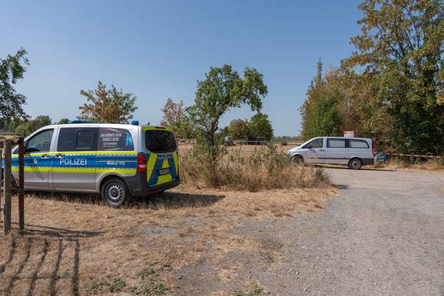 Leiche in Badesee entdeckt Feuerwehr barg leblose Person aus dem Wasser Am 10.08.2026 barg die Feuerwehr in Biebesheim am Rhein die Leiche einer Person aus dem Wechselsee, nachdem gegen 10:30 Uhr eine Meldung über eine leblose Person im Wasser bei der Polizei eingegangen war. Feuerwehr und Polizei waren vor Ort im Einsatz, die Polizei hat die Ermittlungen aufgenommen. Zu den näheren Umständen sowie zur Identität der Person lagen zunächst keine Angaben vor. Bereits am 08.08.2026 war am selben See ein 34 Jahre alter Mann aus Biebesheim vermisst gemeldet worden, eine Suchaktion von Feuerwehr, Polizei, Rettungsdienst und DLRG blieb ergebnislos. Ein Zusammenhang zwischen beiden Ereignissen war zum Zeitpunkt der Aufnahme nicht bestätigt