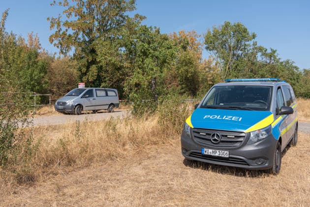 Leiche in Badesee entdeckt Feuerwehr barg leblose Person aus dem Wasser Am 10.08.2026 barg die Feuerwehr in Biebesheim am Rhein die Leiche einer Person aus dem Wechselsee, nachdem gegen 10:30 Uhr eine Meldung über eine leblose Person im Wasser bei der Polizei eingegangen war. Feuerwehr und Polizei waren vor Ort im Einsatz, die Polizei hat die Ermittlungen aufgenommen. Zu den näheren Umständen sowie zur Identität der Person lagen zunächst keine Angaben vor. Bereits am 08.08.2026 war am selben See ein 34 Jahre alter Mann aus Biebesheim vermisst gemeldet worden, eine Suchaktion von Feuerwehr, Polizei, Rettungsdienst und DLRG blieb ergebnislos. Ein Zusammenhang zwischen beiden Ereignissen war zum Zeitpunkt der Aufnahme nicht bestätigt