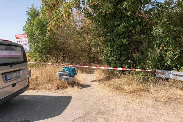 Leiche in Badesee entdeckt Feuerwehr barg leblose Person aus dem Wasser Am 10.08.2026 barg die Feuerwehr in Biebesheim am Rhein die Leiche einer Person aus dem Wechselsee, nachdem gegen 10:30 Uhr eine Meldung über eine leblose Person im Wasser bei der Polizei eingegangen war. Feuerwehr und Polizei waren vor Ort im Einsatz, die Polizei hat die Ermittlungen aufgenommen. Zu den näheren Umständen sowie zur Identität der Person lagen zunächst keine Angaben vor. Bereits am 08.08.2026 war am selben See ein 34 Jahre alter Mann aus Biebesheim vermisst gemeldet worden, eine Suchaktion von Feuerwehr, Polizei, Rettungsdienst und DLRG blieb ergebnislos. Ein Zusammenhang zwischen beiden Ereignissen war zum Zeitpunkt der Aufnahme nicht bestätigt