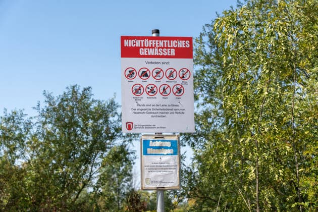 Leiche in Badesee entdeckt Feuerwehr barg leblose Person aus dem Wasser Am 10.08.2026 barg die Feuerwehr in Biebesheim am Rhein die Leiche einer Person aus dem Wechselsee, nachdem gegen 10:30 Uhr eine Meldung über eine leblose Person im Wasser bei der Polizei eingegangen war. Feuerwehr und Polizei waren vor Ort im Einsatz, die Polizei hat die Ermittlungen aufgenommen. Zu den näheren Umständen sowie zur Identität der Person lagen zunächst keine Angaben vor. Bereits am 08.08.2026 war am selben See ein 34 Jahre alter Mann aus Biebesheim vermisst gemeldet worden, eine Suchaktion von Feuerwehr, Polizei, Rettungsdienst und DLRG blieb ergebnislos. Ein Zusammenhang zwischen beiden Ereignissen war zum Zeitpunkt der Aufnahme nicht bestätigt