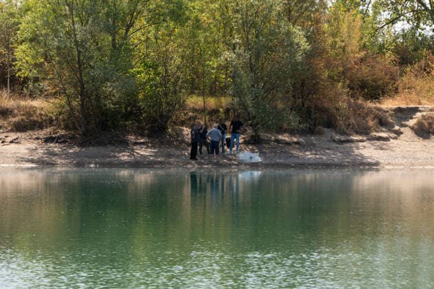 Leiche in Badesee entdeckt Feuerwehr barg leblose Person aus dem Wasser Am 10.08.2026 barg die Feuerwehr in Biebesheim am Rhein die Leiche einer Person aus dem Wechselsee, nachdem gegen 10:30 Uhr eine Meldung über eine leblose Person im Wasser bei der Polizei eingegangen war. Feuerwehr und Polizei waren vor Ort im Einsatz, die Polizei hat die Ermittlungen aufgenommen. Zu den näheren Umständen sowie zur Identität der Person lagen zunächst keine Angaben vor. Bereits am 08.08.2026 war am selben See ein 34 Jahre alter Mann aus Biebesheim vermisst gemeldet worden, eine Suchaktion von Feuerwehr, Polizei, Rettungsdienst und DLRG blieb ergebnislos. Ein Zusammenhang zwischen beiden Ereignissen war zum Zeitpunkt der Aufnahme nicht bestätigt