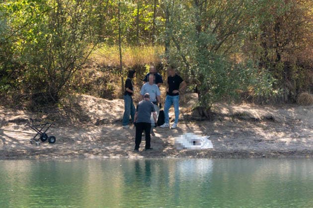 Leiche in Badesee entdeckt Feuerwehr barg leblose Person aus dem Wasser Am 10.08.2026 barg die Feuerwehr in Biebesheim am Rhein die Leiche einer Person aus dem Wechselsee, nachdem gegen 10:30 Uhr eine Meldung über eine leblose Person im Wasser bei der Polizei eingegangen war. Feuerwehr und Polizei waren vor Ort im Einsatz, die Polizei hat die Ermittlungen aufgenommen. Zu den näheren Umständen sowie zur Identität der Person lagen zunächst keine Angaben vor. Bereits am 08.08.2026 war am selben See ein 34 Jahre alter Mann aus Biebesheim vermisst gemeldet worden, eine Suchaktion von Feuerwehr, Polizei, Rettungsdienst und DLRG blieb ergebnislos. Ein Zusammenhang zwischen beiden Ereignissen war zum Zeitpunkt der Aufnahme nicht bestätigt