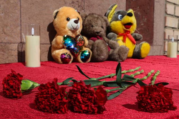 RUSSIA, REPUBLIC OF TATARSTAN - AUGUST 10, 2026: Toys and flowers are pictured at a makeshift memorial outside the Nizhnekamsk City Museum in memory of the victims of the August 10 Ukrainian drone attack on Nizhnekamsk, which left 13 dead and 48 injured Russia  - ZUMAt113 20260810_zaa_t113_117 Copyright: xYegorxAleyevx