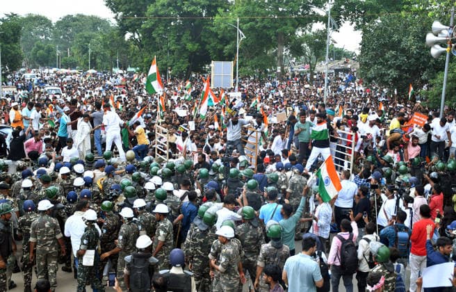Students march towards Jharkhand Vidhan Sabha against alleged JPSC and JSS CGL paper leak Ranchi, Aug 10 (ANI): Protesters breach the police barricade during students march towards Jharkhand Assembly to protest against the government over alleged JPSC and JSSC-CGL examination paper leak, in Ranchi on Monday. Ranchi Jharkhand India Copyright: xANIx ANI_20260810275