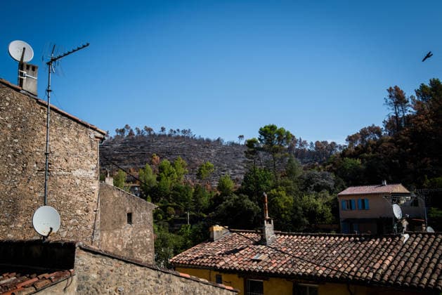 Aftermath of Wildfire in The Var - France The scorched hills on the outskirts of the village, as seen from the rooftops during the Gros Bessillon fire in Montfort-sur-Argens, France, on August 10, 2026. Photo by Laurent Coust ABACAPRESS.COM Montfort-sur-Argens France  Copyright: xCoustxLaurent ABACAx