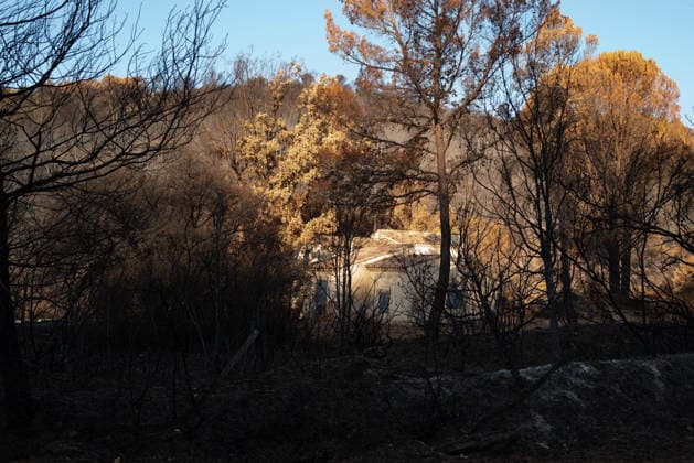 Aftermath of Wildfire in The Var - France A house spared from the flames during the Gros Bessillon fire, along the D554 departmental road in Chateauvert, France, on August 10, 2026. Photo by Laurent Coust ABACAPRESS.COM Chateauvert France  Copyright: xCoustxLaurent ABACAx