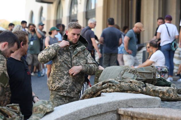 Zagreb, Croatia,100826 Filming of a movie about the war in Ukraine, directed by Doug Liman, outside the famous Hotel Esplanade in Zagreb, featuring Hollywood stars Sean Penn and Adrien Brody. Pictured: actors portraying Ukrainian soldiers. Photo: Ranko Suvar CROPIX Zagreb Croatia Copyright: xxRankoxSuvarx esplanade_film18-100826
