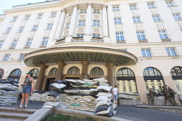 Zagreb, Croatia,100826 Filming of a movie about the war in Ukraine, directed by Doug Liman, outside the famous Hotel Esplanade in Zagreb, featuring Hollywood stars Sean Penn and Adrien Brody. Pictured: sandbags on the set in front of the Esplanade Hotel Photo: Ranko Suvar CROPIX Zagreb Croatia Copyright: xxRankoxSuvarx esplanade_film6-100826