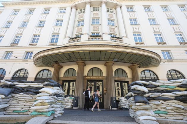 Zagreb, Croatia,100826 Filming of a movie about the war in Ukraine, directed by Doug Liman, outside the famous Hotel Esplanade in Zagreb, featuring Hollywood stars Sean Penn and Adrien Brody. Pictured: sandbags on the set in front of the Esplanade Hotel Photo: Ranko Suvar CROPIX Zagreb Croatia Copyright: xxRankoxSuvarx esplanade_film7-100826