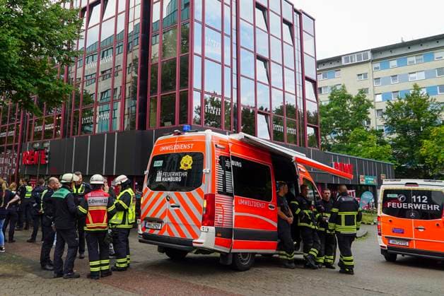 CNTV KUEHLMITTEL- Feuerwehr im Einsatz Kuehlmiitel im Supermarkt Lager ausgetreten 10.08.2026 Hamburg-Hamm Bei Wartungsarbeiten an einer Kuehlanlage ist im Kellerbereich eines Supermarktes im Hammer Steindamm vermutlich aufgrund eines technischen Defekts Kuehlmittel ausgetreten. Durch die Gase wurden 5 Menschen leicht verletzt eine Person kam in ein Krankenhau Hamburg Deutschland *** CNTV COOLANT Fire Department on the Scene Coolant Leak in Supermarket Warehouse August 10, 2026 Hamburg, Hamm During maintenance work on a cooling system in the basement of a supermarket on Steindamm in Hamm, coolant leaked, presumably due to a technical malfunction. As a result of the gases, five people sustained minor injuries; one person was taken to a hosp