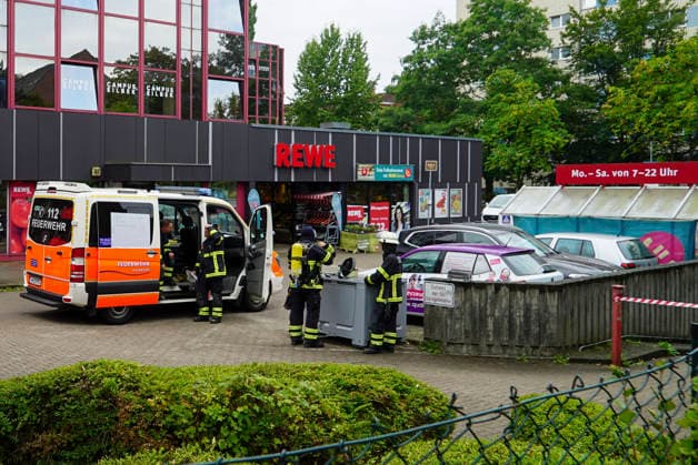 CNTV KUEHLMITTEL- Feuerwehr im Einsatz Kuehlmiitel im Supermarkt Lager ausgetreten 10.08.2026 Hamburg-Hamm Bei Wartungsarbeiten an einer Kuehlanlage ist im Kellerbereich eines Supermarktes im Hammer Steindamm vermutlich aufgrund eines technischen Defekts Kuehlmittel ausgetreten. Durch die Gase wurden 5 Menschen leicht verletzt eine Person kam in ein Krankenhau Hamburg Deutschland *** CNTV COOLANT Fire Department on the Scene Coolant Leak in Supermarket Warehouse August 10, 2026 Hamburg, Hamm During maintenance work on a cooling system in the basement of a supermarket on Steindamm in Hamm, coolant leaked, presumably due to a technical malfunction. As a result of the gases, five people sustained minor injuries; one person was taken to a hosp