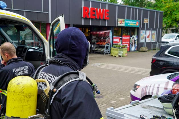 CNTV KUEHLMITTEL- Feuerwehr im Einsatz Kuehlmiitel im Supermarkt Lager ausgetreten 10.08.2026 Hamburg-Hamm Bei Wartungsarbeiten an einer Kuehlanlage ist im Kellerbereich eines Supermarktes im Hammer Steindamm vermutlich aufgrund eines technischen Defekts Kuehlmittel ausgetreten. Durch die Gase wurden 5 Menschen leicht verletzt eine Person kam in ein Krankenhau Hamburg Deutschland *** CNTV COOLANT Fire Department on the Scene Coolant Leak in Supermarket Warehouse August 10, 2026 Hamburg, Hamm During maintenance work on a cooling system in the basement of a supermarket on Steindamm in Hamm, coolant leaked, presumably due to a technical malfunction. As a result of the gases, five people sustained minor injuries; one person was taken to a hosp