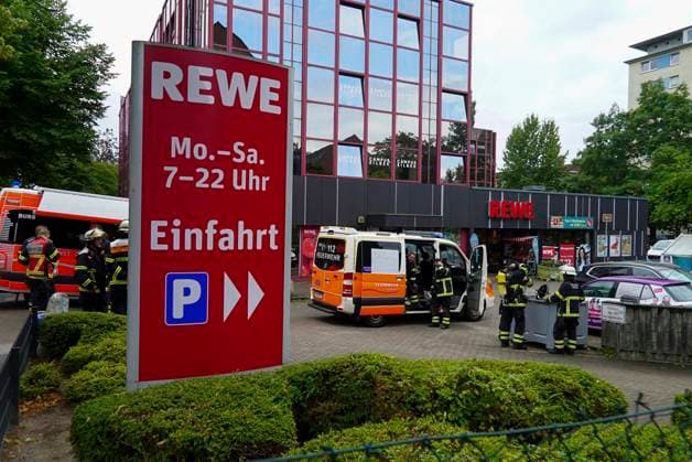 CNTV KUEHLMITTEL- Feuerwehr im Einsatz Kuehlmiitel im Supermarkt Lager ausgetreten 10.08.2026 Hamburg-Hamm Bei Wartungsarbeiten an einer Kuehlanlage ist im Kellerbereich eines Supermarktes im Hammer Steindamm vermutlich aufgrund eines technischen Defekts Kuehlmittel ausgetreten. Durch die Gase wurden 5 Menschen leicht verletzt eine Person kam in ein Krankenhau Hamburg Deutschland *** CNTV COOLANT Fire Department on the Scene Coolant Leak in Supermarket Warehouse August 10, 2026 Hamburg, Hamm During maintenance work on a cooling system in the basement of a supermarket on Steindamm in Hamm, coolant leaked, presumably due to a technical malfunction. As a result of the gases, five people sustained minor injuries; one person was taken to a hosp