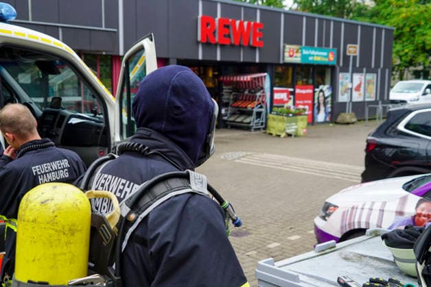 CNTV KUEHLMITTEL- Feuerwehr im Einsatz Kuehlmiitel im Supermarkt Lager ausgetreten 10.08.2026 Hamburg-Hamm Bei Wartungsarbeiten an einer Kuehlanlage ist im Kellerbereich eines Supermarktes im Hammer Steindamm vermutlich aufgrund eines technischen Defekts Kuehlmittel ausgetreten. Durch die Gase wurden 5 Menschen leicht verletzt eine Person kam in ein Krankenhau Hamburg Deutschland *** CNTV COOLANT Fire Department on the Scene Coolant Leak in Supermarket Warehouse August 10, 2026 Hamburg, Hamm During maintenance work on a cooling system in the basement of a supermarket on Steindamm in Hamm, coolant leaked, presumably due to a technical malfunction. As a result of the gases, five people sustained minor injuries; one person was taken to a hosp