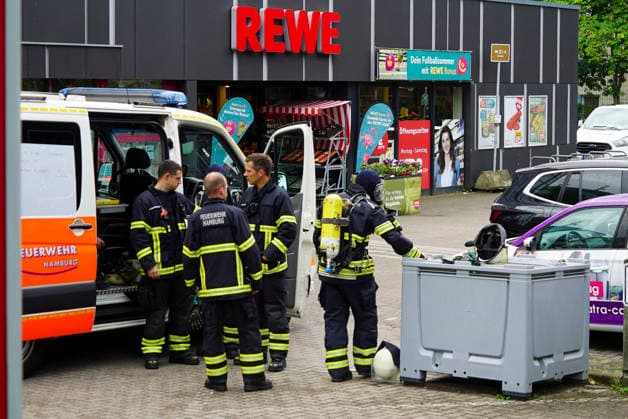 CNTV KUEHLMITTEL- Feuerwehr im Einsatz Kuehlmiitel im Supermarkt Lager ausgetreten 10.08.2026 Hamburg-Hamm Bei Wartungsarbeiten an einer Kuehlanlage ist im Kellerbereich eines Supermarktes im Hammer Steindamm vermutlich aufgrund eines technischen Defekts Kuehlmittel ausgetreten. Durch die Gase wurden 5 Menschen leicht verletzt eine Person kam in ein Krankenhau Hamburg Deutschland *** CNTV COOLANT Fire Department on the Scene Coolant Leak in Supermarket Warehouse August 10, 2026 Hamburg, Hamm During maintenance work on a cooling system in the basement of a supermarket on Steindamm in Hamm, coolant leaked, presumably due to a technical malfunction. As a result of the gases, five people sustained minor injuries; one person was taken to a hosp