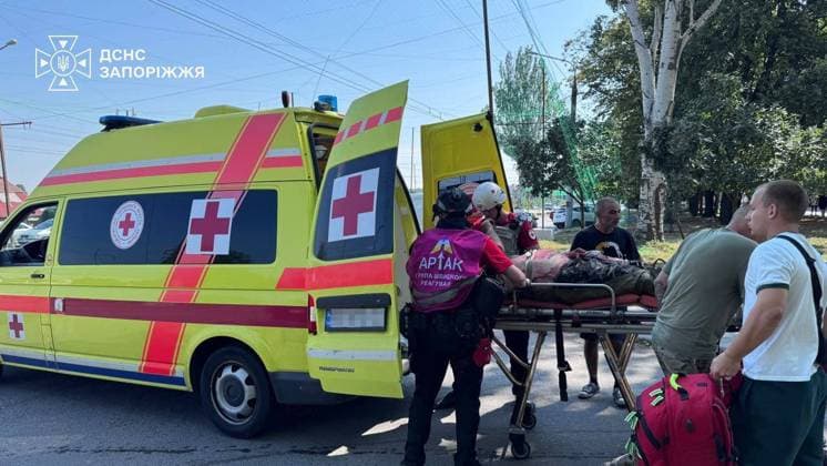 Four injured, including child, in Russian airstrikes on Zaporizhzhia ZAPORIZHZHIA, UKRAINE - AUGUST 10: (----EDITORIAL USE ONLY - MANDATORY CREDIT - STATE EMERGENCY SERVICE OF UKRAINE HANDOUT - NO MARKETING NO ADVERTISING CAMPAIGNS - DISTRIBUTED AS A SERVICE TO CLIENTS----) Emergency crews work at the scene following Russian airstrikes in Zaporizhzhia, Ukraine, on August 10, 2026. Four people, including a child, were injured in the strikes, which sparked fires on the roof of a five-story residential building and in four passenger cars. Several multi-story residential buildings, non-residential structures and more than 10 vehicles were damaged by the blast wave and shrapnel. Rescuers extinguished all fires. State Emergency Service of Ukr  Copyright: x2026xAnadoluxStatexEmergencyxServicexofxUkrainex xHandoutx