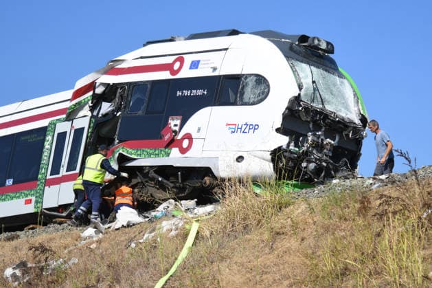 260810_PXL_train accident Two days after the accident, the electric train is still standing at the same place of the collision, in Skrinjari, Croatia, on August 10. 2026. Employees of Croatian Railwayss, assisted by employees of the KonÄar company - electric vehicles, are making every effort to lift the electric train and create conditions for it to be towed. It is not yet known when the conditions will be created. On Saturday there was a serious train accident on the Zagreb - Bjelovar line (Sv. Ivan Zabno - Gradec) when a passenger and freight train collided head-on, and tonight the clearing of the accident site began. Croatian Railwayss employees began removing the freight train wagons at midnight, and today, shortly before noon, the mom  DamirxSpehar PIXSELL