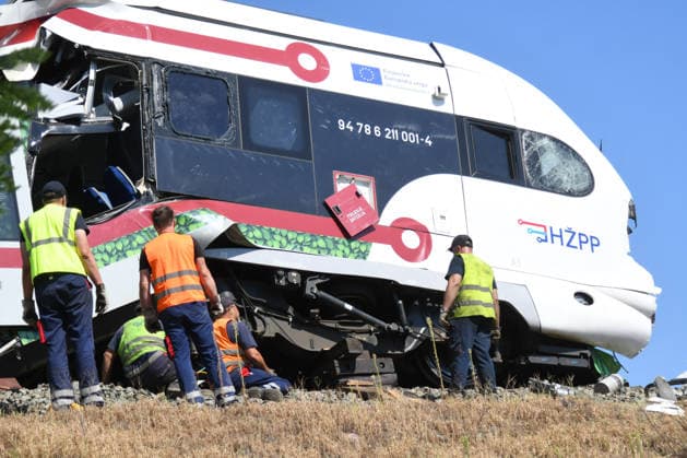 260810_PXL_train accident Two days after the accident, the electric train is still standing at the same place of the collision, in Skrinjari, Croatia, on August 10. 2026. Employees of Croatian Railwayss, assisted by employees of the KonÄar company - electric vehicles, are making every effort to lift the electric train and create conditions for it to be towed. It is not yet known when the conditions will be created. On Saturday there was a serious train accident on the Zagreb - Bjelovar line (Sv. Ivan Zabno - Gradec) when a passenger and freight train collided head-on, and tonight the clearing of the accident site began. Croatian Railwayss employees began removing the freight train wagons at midnight, and today, shortly before noon, the mom  DamirxSpehar PIXSELL