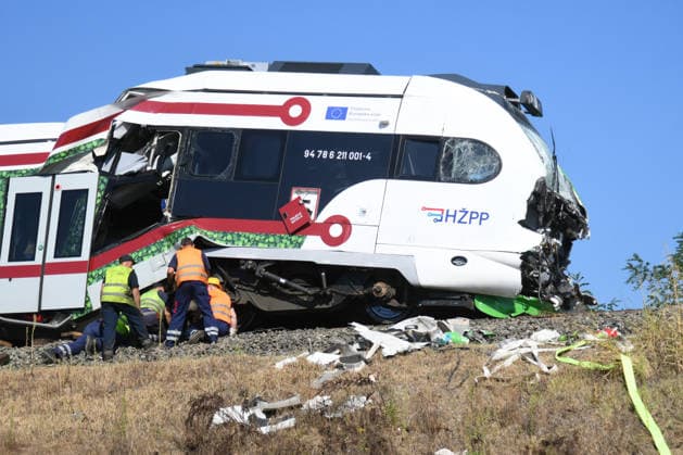260810_PXL_train accident Two days after the accident, the electric train is still standing at the same place of the collision, in Skrinjari, Croatia, on August 10. 2026. Employees of Croatian Railwayss, assisted by employees of the KonÄar company - electric vehicles, are making every effort to lift the electric train and create conditions for it to be towed. It is not yet known when the conditions will be created. On Saturday there was a serious train accident on the Zagreb - Bjelovar line (Sv. Ivan Zabno - Gradec) when a passenger and freight train collided head-on, and tonight the clearing of the accident site began. Croatian Railwayss employees began removing the freight train wagons at midnight, and today, shortly before noon, the mom  DamirxSpehar PIXSELL
