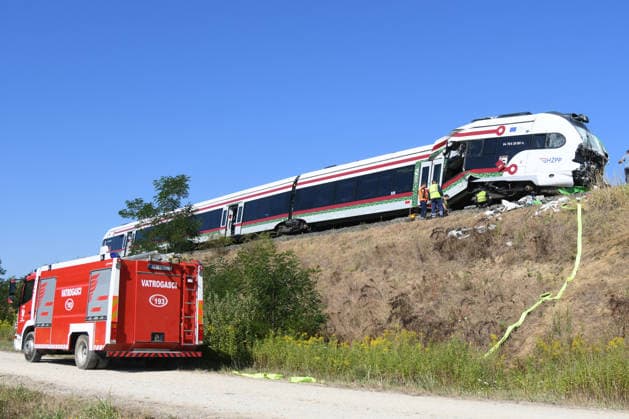 260810_PXL_train accident Two days after the accident, the electric train is still standing at the same place of the collision, in Skrinjari, Croatia, on August 10. 2026. Employees of Croatian Railwayss, assisted by employees of the KonÄar company - electric vehicles, are making every effort to lift the electric train and create conditions for it to be towed. It is not yet known when the conditions will be created. On Saturday there was a serious train accident on the Zagreb - Bjelovar line (Sv. Ivan Zabno - Gradec) when a passenger and freight train collided head-on, and tonight the clearing of the accident site began. Croatian Railwayss employees began removing the freight train wagons at midnight, and today, shortly before noon, the mom  DamirxSpehar PIXSELL