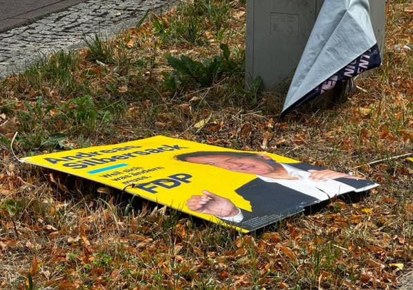 07.08.2026 Halle Saale Halle (Saale) Halle Saale Sachsen-Anhalt Ansicht Stadtansicht Sachsen Anhalt Ansicht Landtagswahl Sachsen-Anhalt Wahlplakate Vandalismus Zerstörung Trothaer Straße FDP ï¿½ *** August 7, 2026 Halle, Saale Halle, Saale Halle, Saale Saxony-Anhalt View Cityscape Saxony-Anhalt View State Legislative Election Saxony-Anhalt Election Posters Vandalism Destruction Trothaer Straße FDP ï¿½