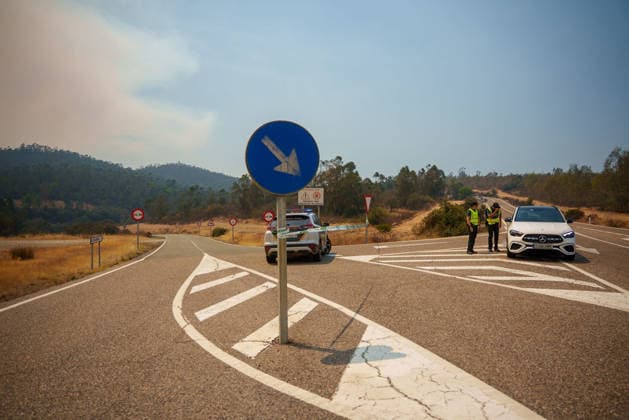 The Seville municipality of El Madrono has been evacuated due to the spread of the wildfire in Niebla, Huelva. The Civil Guard has closed the access road to El Madrono due to the wildfire in Niebla, Huelva. August 10, 2028, in El Madrono, Seville, Andalusia, Spain An evacuation order has been issued for the Seville municipality of El Madrono and its four hamlets due to the spread of the wildfire that broke out in Niebla, Huelva. The Forward Command Post has estimated that 286 people have been affected across the municipality and its four hamlets. AUGUST 10, 2026 Francisco J El Madrono, Seville, Andalusia, El Madrono, Seville, Andalusia, Spain  Copyright: xFranciscoxJ.xOlmox 7708732