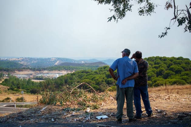 The Seville municipality of El Madrono has been evacuated due to the spread of the wildfire in Niebla, Huelva. Residents of El Madrono watch as the wildfire in Niebla, Huelva, spreads. August 10, 2028, in El Madrono, Seville, Andalusia, Spain An evacuation order has been issued for the Seville municipality of El Madrono and its four hamlets due to the spread of the wildfire that broke out in Niebla, Huelva. The Forward Command Post has estimated that 286 people have been affected across the municipality and its four hamlets. August 10, 2026 Francisco J El Madrono, Seville, Andalusia, El Madrono, Seville, Andalusia, Spain  Copyright: xFranciscoxJ.xOlmox 7708736
