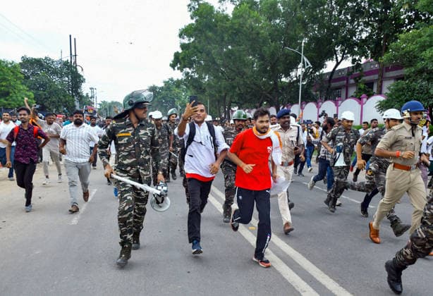 Students march towards Jharkhand Vidhan Sabha against alleged JPSC and JSS CGL paper leak Ranchi, Aug 10 (ANI): Protesters run after breaching the police barricade during students march towards Jharkhand Assembly to protest against the government over alleged JPSC and JSSC-CGL examination paper leak, in Ranchi on Monday. Ranchi Jharkhand India Copyright: xANIx ANI_20260810458