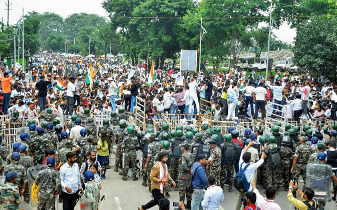 Students march towards Jharkhand Vidhan Sabha against alleged JPSC and JSS CGL paper leak Ranchi, Aug 10 (ANI): Protesters climb on the police barricade during students march towards Jharkhand Assembly to protest against the government over alleged JPSC and JSSC-CGL examination paper leak, in Ranchi on Monday. Ranchi Jharkhand India Copyright: xANIx ANI_20260810463