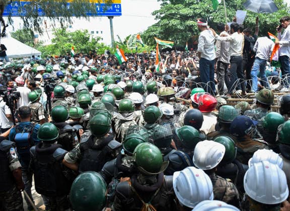 Students march towards Jharkhand Vidhan Sabha against alleged JPSC and JSS CGL paper leak Ranchi, Aug 10 (ANI): Protesters climb on the police barricade during students march towards Jharkhand Assembly to protest against the government over alleged JPSC and JSSC-CGL examination paper leak, in Ranchi on Monday. Ranchi Jharkhand India Copyright: xANIx ANI_20260810483