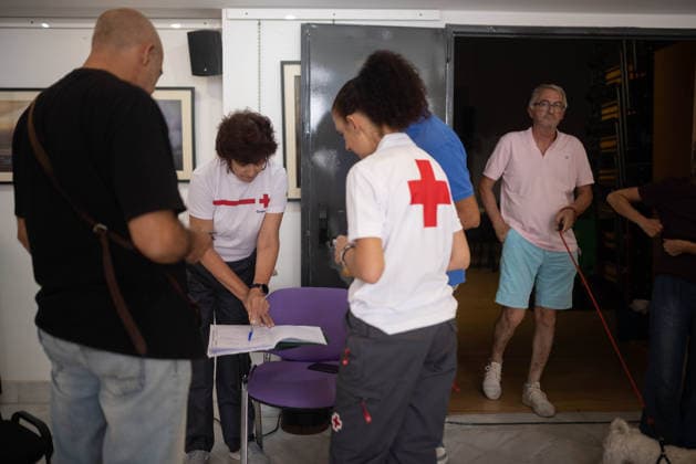 Aerial resources resume operations at the Niebla, Huelva, wildfire. Red Cross members are assisting residents evacuated from Zalamea la Real due to the Niebla, Huelva, wildfire. August 10, 2026, in Niebla, Huelva, Andalusia, Spain EMA Infoca’s aerial crews are already working this Monday morning to extinguish the wildfire that broke out last Thursday in Niebla, Huelva, following a night during which the operation managed to reestablish its defensive strategy against the northern flank of the fire. As of 9:two light amphibious aircraft and one heavy helicopter have been in operation, although more of these resources are expected to join the effort starting at 9:30 a.m., and therefore, the forecast is that the total will reach 26. This past  Copyright: xClaraxCarrascox 7708837