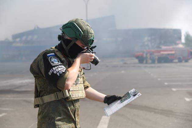 RUSSIA, DONETSK PEOPLE S REPUBLIC - AUGUST 10, 2026: An employee of the Russian Investigative Committee responds to a fire caused by a Ukrainian drone strike on the Galaktika Galaxy shopping centre in Makeyevka, east of Donetsk. Dmitry Yagodkin TASS  95999088