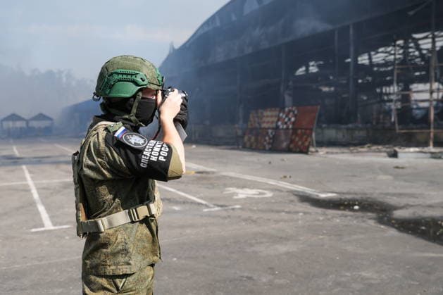 RUSSIA, DONETSK PEOPLE S REPUBLIC - AUGUST 10, 2026: An employee of the Russian Investigative Committee responds to a fire caused by a Ukrainian drone strike on the Galaktika Galaxy shopping centre in Makeyevka, east of Donetsk. Dmitry Yagodkin TASS  95999089