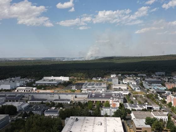 Waldbrand breitet sich bis nach Bayern aus Hubschrauber und Waldbrandflugzeug im Einsatz Polizei ermittelt wegen Brandstiftung Im Wald rund um Rodenbach im Main-Kinzig-Kreis brannte es am 10.08.2026 an mehreren Stellen, betroffen war eine Fläche von mehreren Tausend Quadratmetern. Mehrere hundert Feuerwehrleute sowie Polizeikräfte waren im Einsatz, unterstützt von zwei hessischen Polizeihubschraubern, einem bayerischen Hubschrauber mit Wasserwerfer und einem Waldbrandbeobachtungsflugzeug aus Bayern. Am Nachmittag griff das Feuer bis in Richtung der bayerischen Landesgrenze über, wo bayerische Löschzüge und Waldbrandlöschfahrzeuge ein weiteres Übergreifen verhinderten. Eine nahegelegene Wochenendhaussiedlung musste vorüberge
