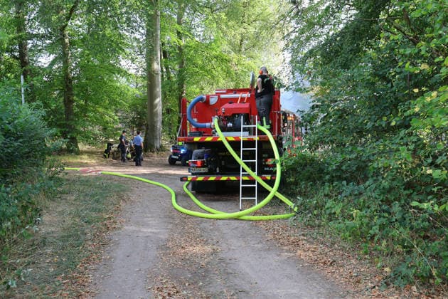 Waldbrand breitet sich bis nach Bayern aus Hubschrauber und Waldbrandflugzeug im Einsatz Polizei ermittelt wegen Brandstiftung Im Wald rund um Rodenbach im Main-Kinzig-Kreis brannte es am 10.08.2026 an mehreren Stellen, betroffen war eine Fläche von mehreren Tausend Quadratmetern. Mehrere hundert Feuerwehrleute sowie Polizeikräfte waren im Einsatz, unterstützt von zwei hessischen Polizeihubschraubern, einem bayerischen Hubschrauber mit Wasserwerfer und einem Waldbrandbeobachtungsflugzeug aus Bayern. Am Nachmittag griff das Feuer bis in Richtung der bayerischen Landesgrenze über, wo bayerische Löschzüge und Waldbrandlöschfahrzeuge ein weiteres Übergreifen verhinderten. Eine nahegelegene Wochenendhaussiedlung musste vorüberge