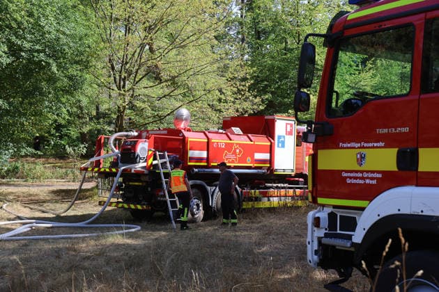 Waldbrand breitet sich bis nach Bayern aus Hubschrauber und Waldbrandflugzeug im Einsatz Polizei ermittelt wegen Brandstiftung Im Wald rund um Rodenbach im Main-Kinzig-Kreis brannte es am 10.08.2026 an mehreren Stellen, betroffen war eine Fläche von mehreren Tausend Quadratmetern. Mehrere hundert Feuerwehrleute sowie Polizeikräfte waren im Einsatz, unterstützt von zwei hessischen Polizeihubschraubern, einem bayerischen Hubschrauber mit Wasserwerfer und einem Waldbrandbeobachtungsflugzeug aus Bayern. Am Nachmittag griff das Feuer bis in Richtung der bayerischen Landesgrenze über, wo bayerische Löschzüge und Waldbrandlöschfahrzeuge ein weiteres Übergreifen verhinderten. Eine nahegelegene Wochenendhaussiedlung musste vorüberge