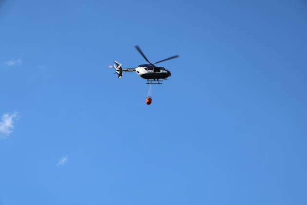 Waldbrand breitet sich bis nach Bayern aus Hubschrauber und Waldbrandflugzeug im Einsatz Polizei ermittelt wegen Brandstiftung Im Wald rund um Rodenbach im Main-Kinzig-Kreis brannte es am 10.08.2026 an mehreren Stellen, betroffen war eine Fläche von mehreren Tausend Quadratmetern. Mehrere hundert Feuerwehrleute sowie Polizeikräfte waren im Einsatz, unterstützt von zwei hessischen Polizeihubschraubern, einem bayerischen Hubschrauber mit Wasserwerfer und einem Waldbrandbeobachtungsflugzeug aus Bayern. Am Nachmittag griff das Feuer bis in Richtung der bayerischen Landesgrenze über, wo bayerische Löschzüge und Waldbrandlöschfahrzeuge ein weiteres Übergreifen verhinderten. Eine nahegelegene Wochenendhaussiedlung musste vorüberge
