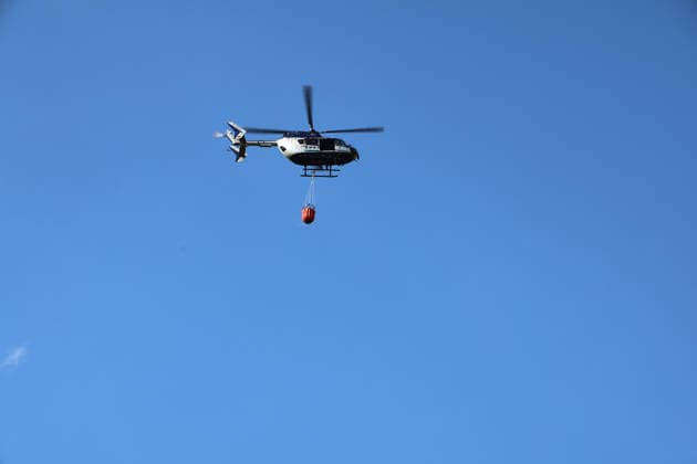 Waldbrand breitet sich bis nach Bayern aus Hubschrauber und Waldbrandflugzeug im Einsatz Polizei ermittelt wegen Brandstiftung Im Wald rund um Rodenbach im Main-Kinzig-Kreis brannte es am 10.08.2026 an mehreren Stellen, betroffen war eine Fläche von mehreren Tausend Quadratmetern. Mehrere hundert Feuerwehrleute sowie Polizeikräfte waren im Einsatz, unterstützt von zwei hessischen Polizeihubschraubern, einem bayerischen Hubschrauber mit Wasserwerfer und einem Waldbrandbeobachtungsflugzeug aus Bayern. Am Nachmittag griff das Feuer bis in Richtung der bayerischen Landesgrenze über, wo bayerische Löschzüge und Waldbrandlöschfahrzeuge ein weiteres Übergreifen verhinderten. Eine nahegelegene Wochenendhaussiedlung musste vorüberge