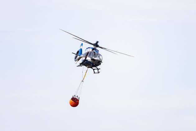 Feuerwehr kämpft bei Buschhoven gegen Flächenbrand am Waldrand Bei Buschhoven (Gemeinde Swisttal) breitet sich ein Flächenbrand aus: Ein zunächst brennendes Feld hat sich durch starken Wind auf angrenzenden Wald ausgeweitet, mehr als 10.000 Quadratmeter sind betroffen. Rund 150 Einsatzkräfte der Feuerwehr aus Swisttal, Alfter, Rheinbach und Weilerswist kämpfen gegen die Flammen, ein Polizeihubschrauber unterstützt die Löscharbeiten aus der Luft. Swisttal Buschhoven Nordrhein-Westfalen Deutschland *** Firefighters Battle Wildfire at the Edge of the Forest Near Buschhoven A wildfire is spreading near Buschhoven in the municipality of Swisttal. A fire that initially started in a field has spread to the adjacent forest due to strong win Copyright: xMarcxJohnx