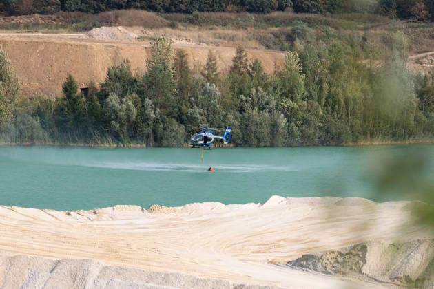 Feuerwehr kämpft bei Buschhoven gegen Flächenbrand am Waldrand Bei Buschhoven (Gemeinde Swisttal) entnimmt die Feuerwehr Löschwasser aus der angrenzenden Kiesgrube Flerzheim, um den Flächenbrand zu bekämpfen, der sich durch starken Wind vom Feld auf angrenzenden Wald ausgeweitet hat. Rund 150 Einsatzkräfte aus Swisttal, Alfter, Rheinbach und Weilerswist sind im Einsatz. Swisttal Buschhoven Nordrhein-Westfalen Deutschland *** Firefighters Battle Wildfire at the Edge of the Forest Near Buschhoven Near Buschhoven in the municipality of Swisttal, firefighters are drawing water from the adjacent Flerzheim gravel pit to fight the wildfire, which has spread from a field into the adjacent forest due to strong winds. Approximately 150 firefigh Copyright: xMarcxJohnx
