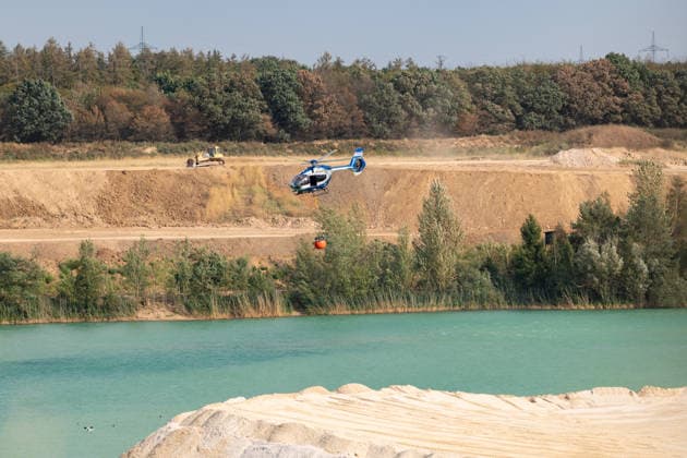Feuerwehr kämpft bei Buschhoven gegen Flächenbrand am Waldrand Bei Buschhoven (Gemeinde Swisttal) entnimmt die Feuerwehr Löschwasser aus der angrenzenden Kiesgrube Flerzheim, um den Flächenbrand zu bekämpfen, der sich durch starken Wind vom Feld auf angrenzenden Wald ausgeweitet hat. Rund 150 Einsatzkräfte aus Swisttal, Alfter, Rheinbach und Weilerswist sind im Einsatz. Swisttal Buschhoven Nordrhein-Westfalen Deutschland *** Firefighters Battle Wildfire at the Edge of the Forest Near Buschhoven Near Buschhoven in the municipality of Swisttal, firefighters are drawing water from the adjacent Flerzheim gravel pit to fight the wildfire, which has spread from a field into the adjacent forest due to strong winds. Approximately 150 firefigh Copyright: xMarcxJohnx