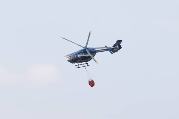 Feuerwehr kämpft bei Buschhoven gegen Flächenbrand am Waldrand Bei Buschhoven (Gemeinde Swisttal) breitet sich ein Flächenbrand aus: Ein zunächst brennendes Feld hat sich durch starken Wind auf angrenzenden Wald ausgeweitet, mehr als 10.000 Quadratmeter sind betroffen. Rund 150 Einsatzkräfte der Feuerwehr aus Swisttal, Alfter, Rheinbach und Weilerswist kämpfen gegen die Flammen, ein Polizeihubschrauber unterstützt die Löscharbeiten aus der Luft. Swisttal Buschhoven Nordrhein-Westfalen Deutschland *** Firefighters Battle Wildfire at the Edge of the Forest Near Buschhoven A wildfire is spreading near Buschhoven in the municipality of Swisttal. What began as a field fire has spread to the adjacent forest due to strong winds; more than Copyright: xMarcxJohnx