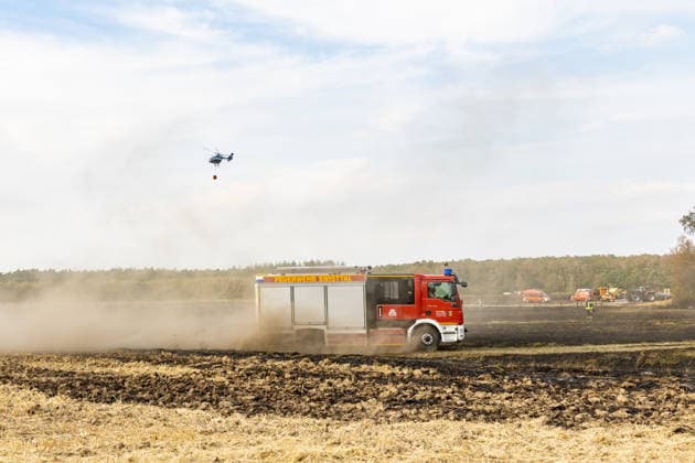 Feuerwehr kämpft bei Buschhoven gegen Flächenbrand am Waldrand Bei Buschhoven (Gemeinde Swisttal) breitet sich ein Flächenbrand aus: Ein zunächst brennendes Feld hat sich durch starken Wind auf angrenzenden Wald ausgeweitet, mehr als 10.000 Quadratmeter sind betroffen. Rund 150 Einsatzkräfte der Feuerwehr aus Swisttal, Alfter, Rheinbach und Weilerswist kämpfen gegen die Flammen, ein Polizeihubschrauber unterstützt die Löscharbeiten aus der Luft. Swisttal Buschhoven Nordrhein-Westfalen Deutschland *** Firefighters Battle Wildfire at the Edge of the Forest Near Buschhoven A wildfire is spreading near Buschhoven in the municipality of Swisttal. What started as a burning field has spread to the adjacent forest due to strong winds; more Copyright: xMarcxJohnx