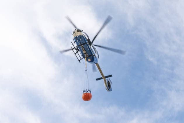 Feuerwehr kämpft bei Buschhoven gegen Flächenbrand am Waldrand Bei Buschhoven (Gemeinde Swisttal) breitet sich ein Flächenbrand aus: Ein zunächst brennendes Feld hat sich durch starken Wind auf angrenzenden Wald ausgeweitet, mehr als 10.000 Quadratmeter sind betroffen. Rund 150 Einsatzkräfte der Feuerwehr aus Swisttal, Alfter, Rheinbach und Weilerswist kämpfen gegen die Flammen, ein Polizeihubschrauber unterstützt die Löscharbeiten aus der Luft. Swisttal Buschhoven Nordrhein-Westfalen Deutschland *** Firefighters Battle Wildfire at the Edge of the Forest Near Buschhoven A wildfire is spreading near Buschhoven in the municipality of Swisttal. What started as a burning field has spread to the adjacent forest due to strong winds; more Copyright: xMarcxJohnx