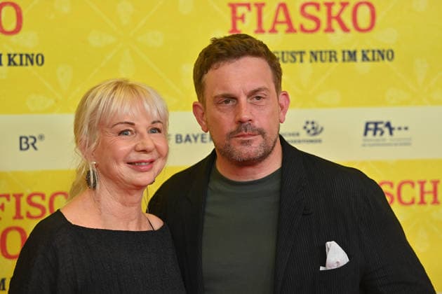 Rita FALK (Autorin), Sebastian BEZZEL (Schauspieler), Weltpremiere STECKERLFISCHFIASKO am 10.08.20226 im Mathaeser Kino in Muenchen. Roter Teppich,Red Carpet. *** Rita FALK, writer; Sebastian BEZZEL, actor; World premiere of *STECKERLFISCHFIASKO* on August 10, 20226, at the Mathaeser Kino in Munich; Red Carpet