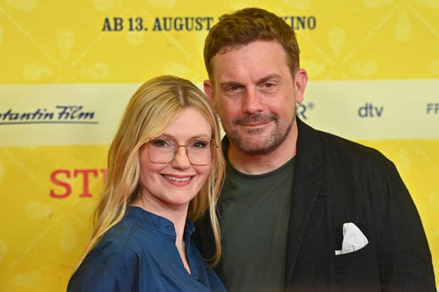 Sebastian BEZZEL (Schauspieler) mit Ehefrau Johanna Christine GEHLEN (Schauspielerin). Weltpremiere STECKERLFISCHFIASKO am 10.08.20226 im Mathaeser Kino in Muenchen. Roter Teppich,Red Carpet. *** Sebastian BEZZEL, actor, with his wife Johanna Christine GEHLEN, actress, at the world premiere of *STECKERLFISCHFIASKO* on August 10, 20226, at the Mathaeser Kino in Munich. Red Carpet